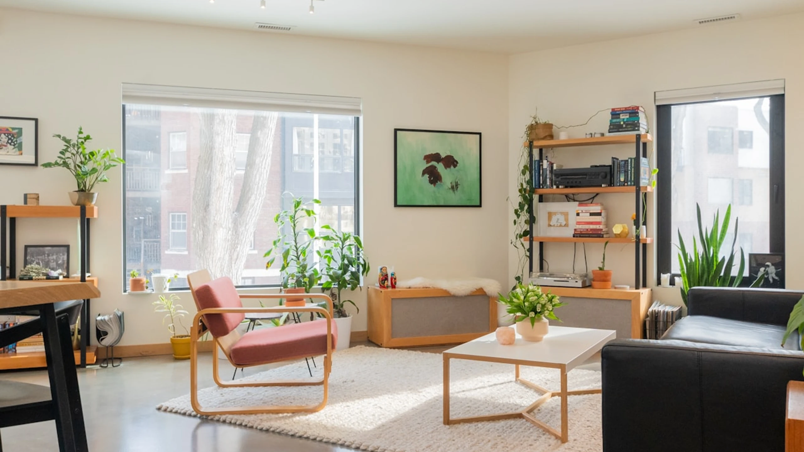 Sala de estar moderna con decoración neutral