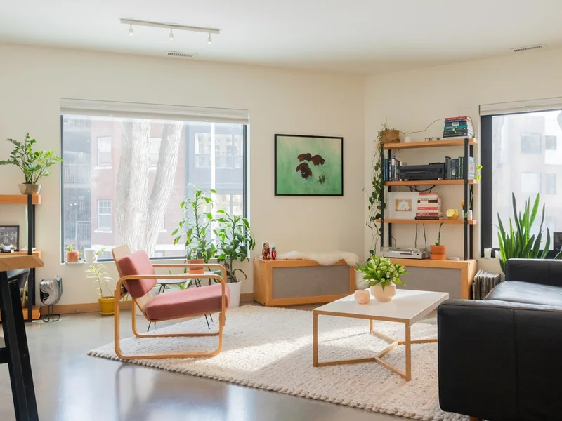 Sala de estar moderna con decoración neutral