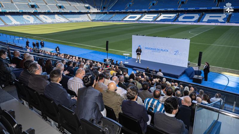 O RC Deportivo impuxo a insignia de prata a un primeiro grupo de abonados e abonadas que este ano cumpren 25 de fidelidade ao Club