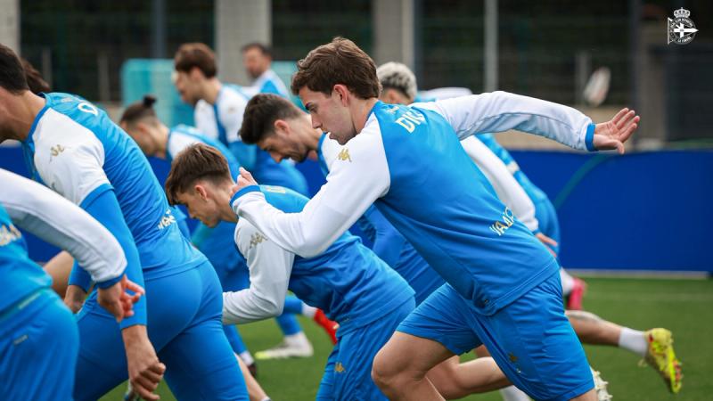 Dos grupos en el primer entrenamiento de la semana de Os Nosos en el Dépor Training Center
