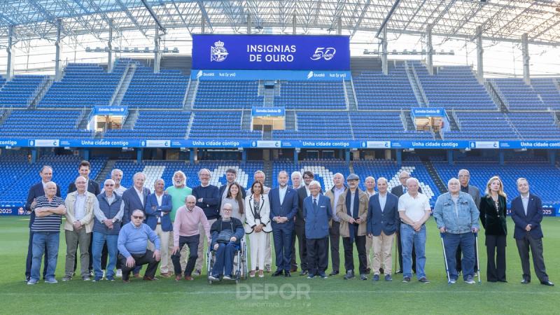 El RC Deportivo entregó las insignias de oro a los 17 abonados que cumplen 50 años de fidelidad al Club