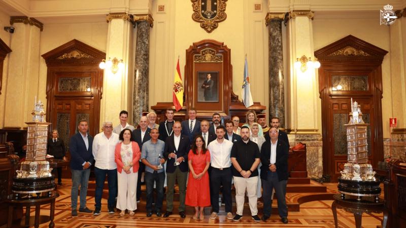 A tradicional ofrenda floral a Teresa Herrera e a recepción oficial aos participantes foron o preámbulo ao fútbol