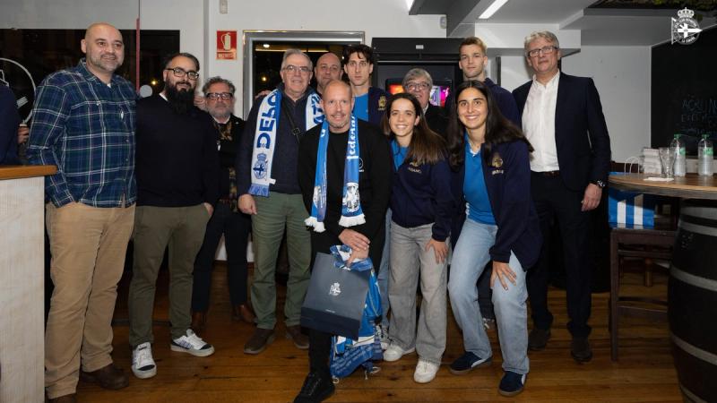 Inaugurada a Peña Deportivista A Crunia con Mulattieri, Arnau Comas, Samara e Marina Artero como padriños