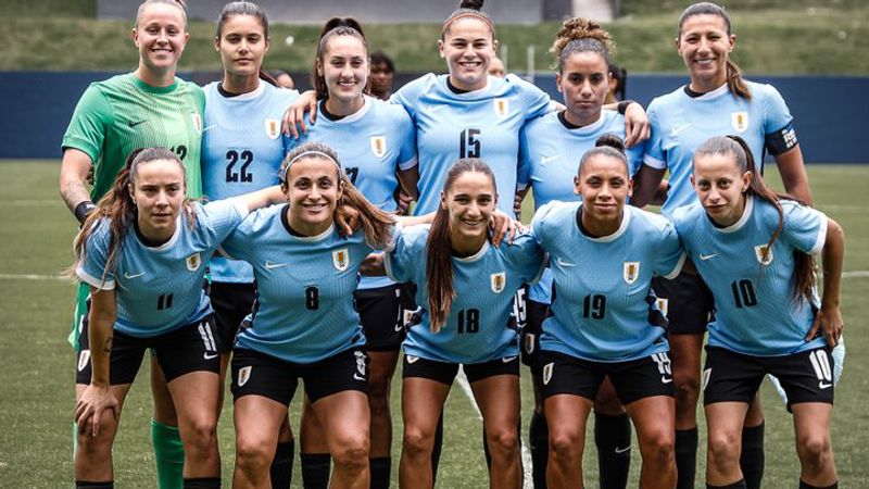 Empate de Uruguai ante Ecuador grazas a un gol de Espe Pizarro no minuto 94