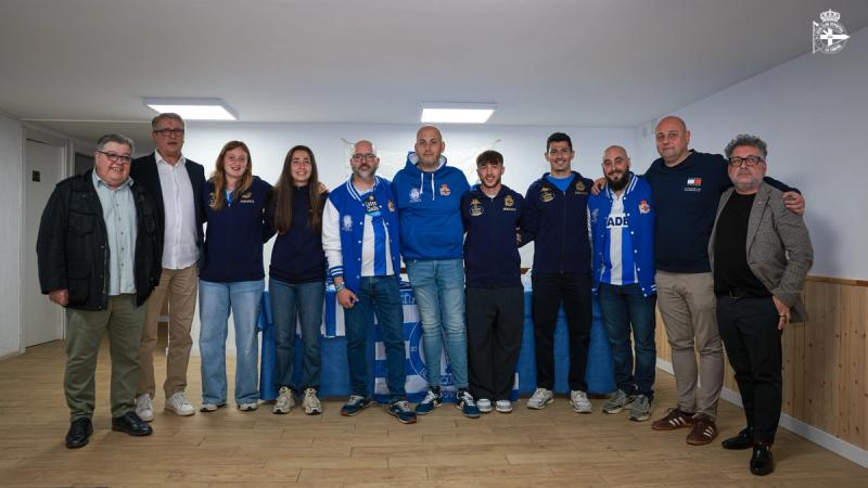 Loureiro, Altimira, Eva Dios e Elena Vázquez apadriñan a peña deportivista Astillero Blanquiazul en Ferrol