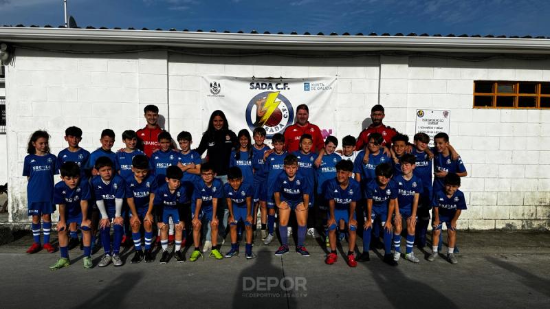 Marina Artero se pasó por la sede de Sada de la Escola RC Deportivo y Raquel, por la de Alvedro