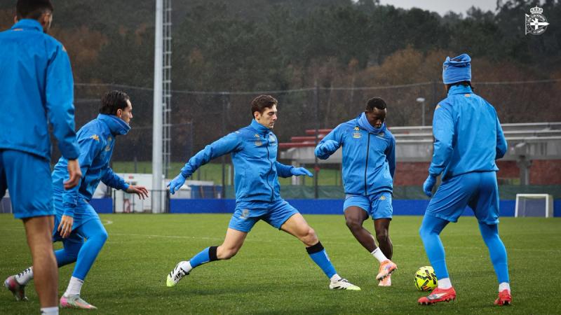 El Dépor inicia 2026 con un entrenamiento en el Dépor Training Center bajo una persistente lluvia