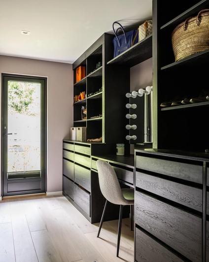 Plassbygd walk in garderobe med sminkebord i midten. Utført av Lomundal.