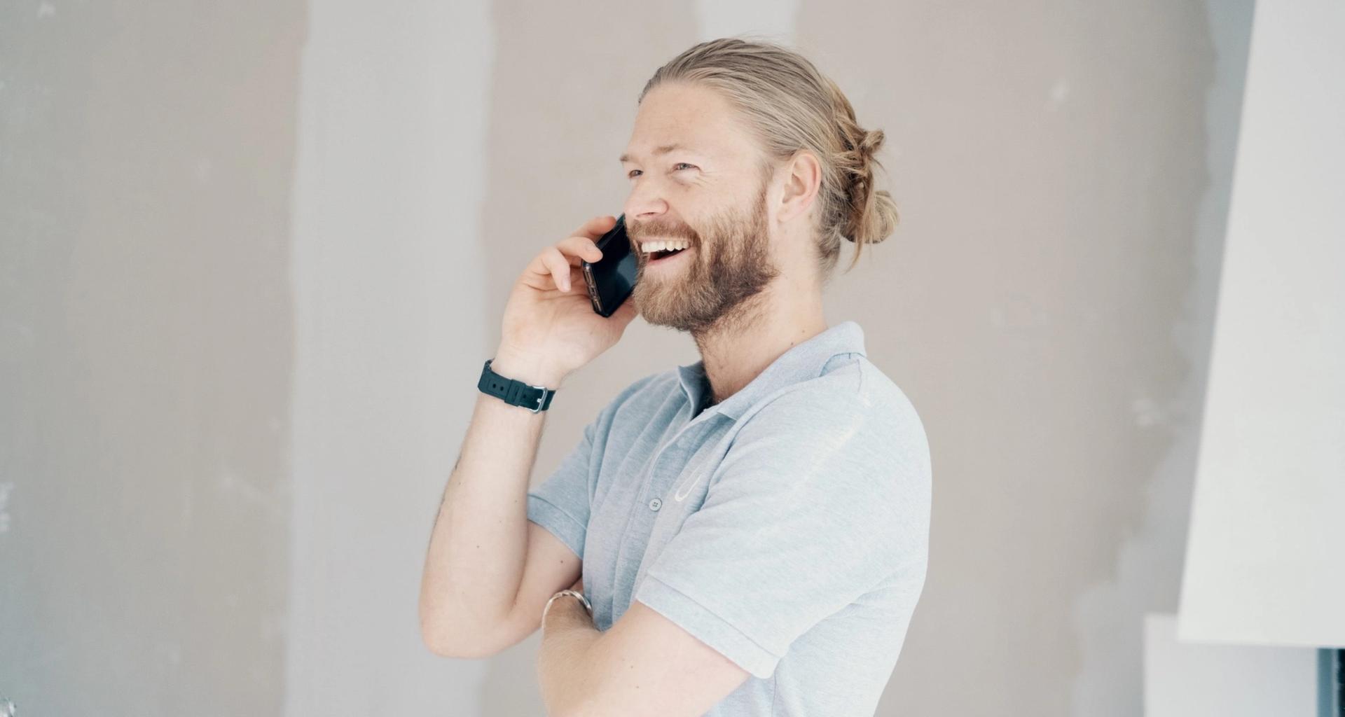 Nikolai er prosjektleder hos Lomundal. Her prater han i telefonen med en kunde.