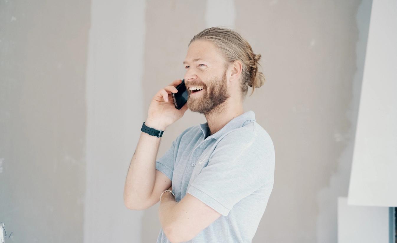 Nikolai er prosjektleder hos Lomundal. Her prater han i telefonen med en kunde.