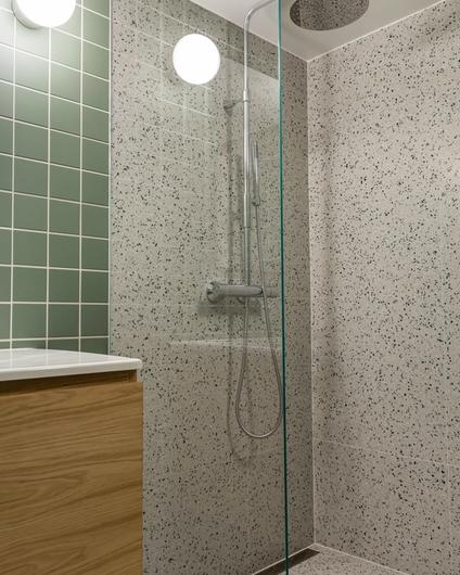 Dusjrom i terrazzo og armaturer i krom, utført av Lomundal.