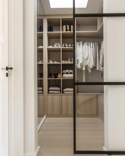 Inngang til Camilla Pihl sin garderobe med skyvedør i glass og sorte rammer. Huset til Camilla Pihl er pusset opp av Lomundal.