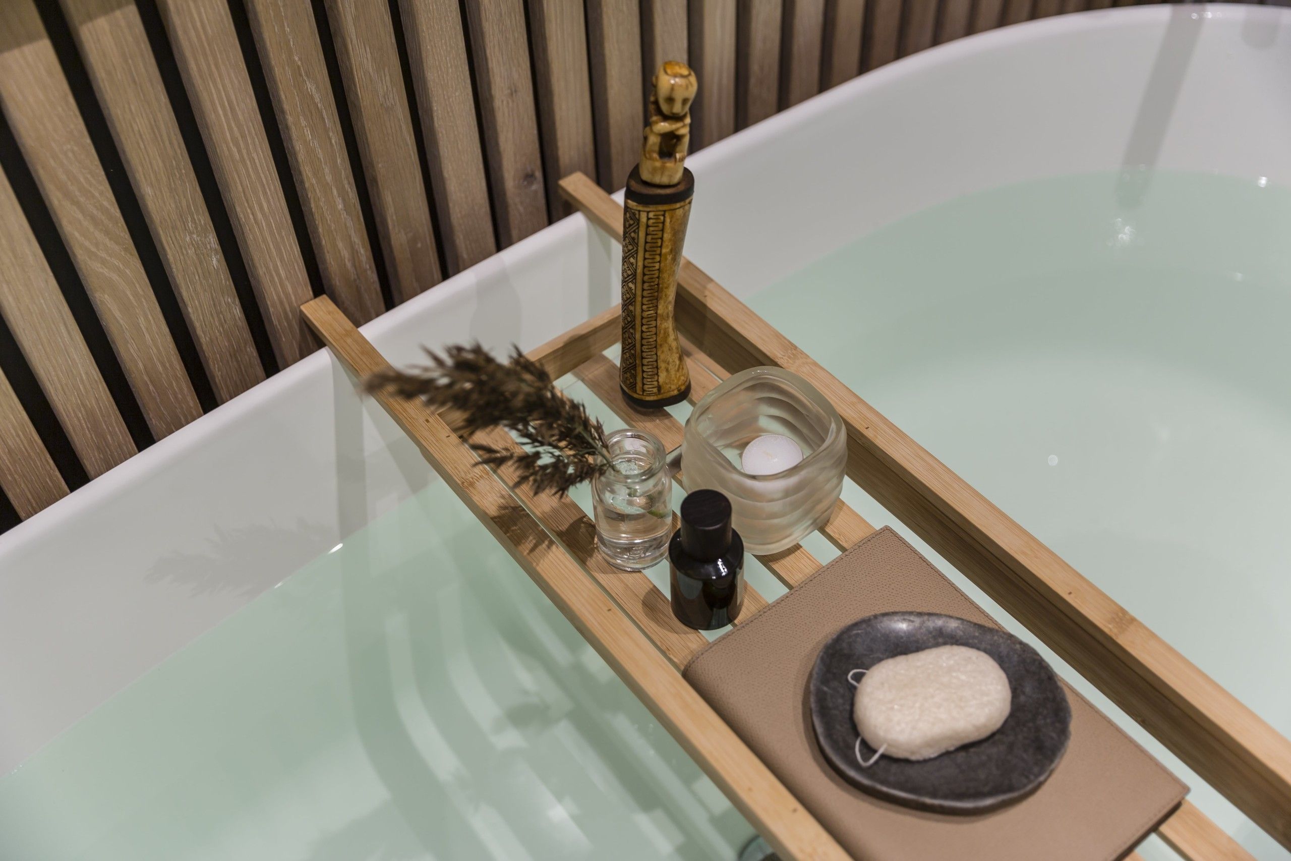 Detaljbilde av badekar med spilevegg, utført av Lomundal.