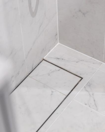 Moderne dusjsone med Carrara marmor på gulv og vegger. Utført av Lomundal.