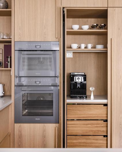 Skreddersydd kjøkkenløsning i eik bygget av Oak&Kitchen for Lomundals kunde. Hvitevarer fra Miele.