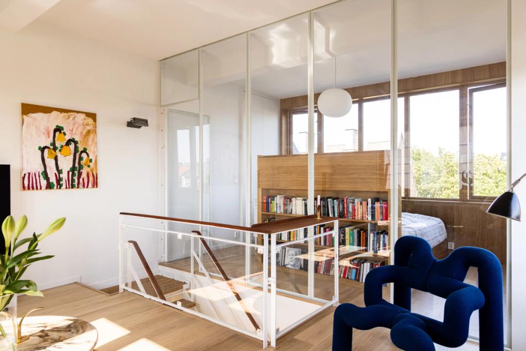 Moderne leilighet i lyse farger og eikeparkett, med glassvegger satt opp mellom stue og soverom. Totalrenovert av Lomundal.