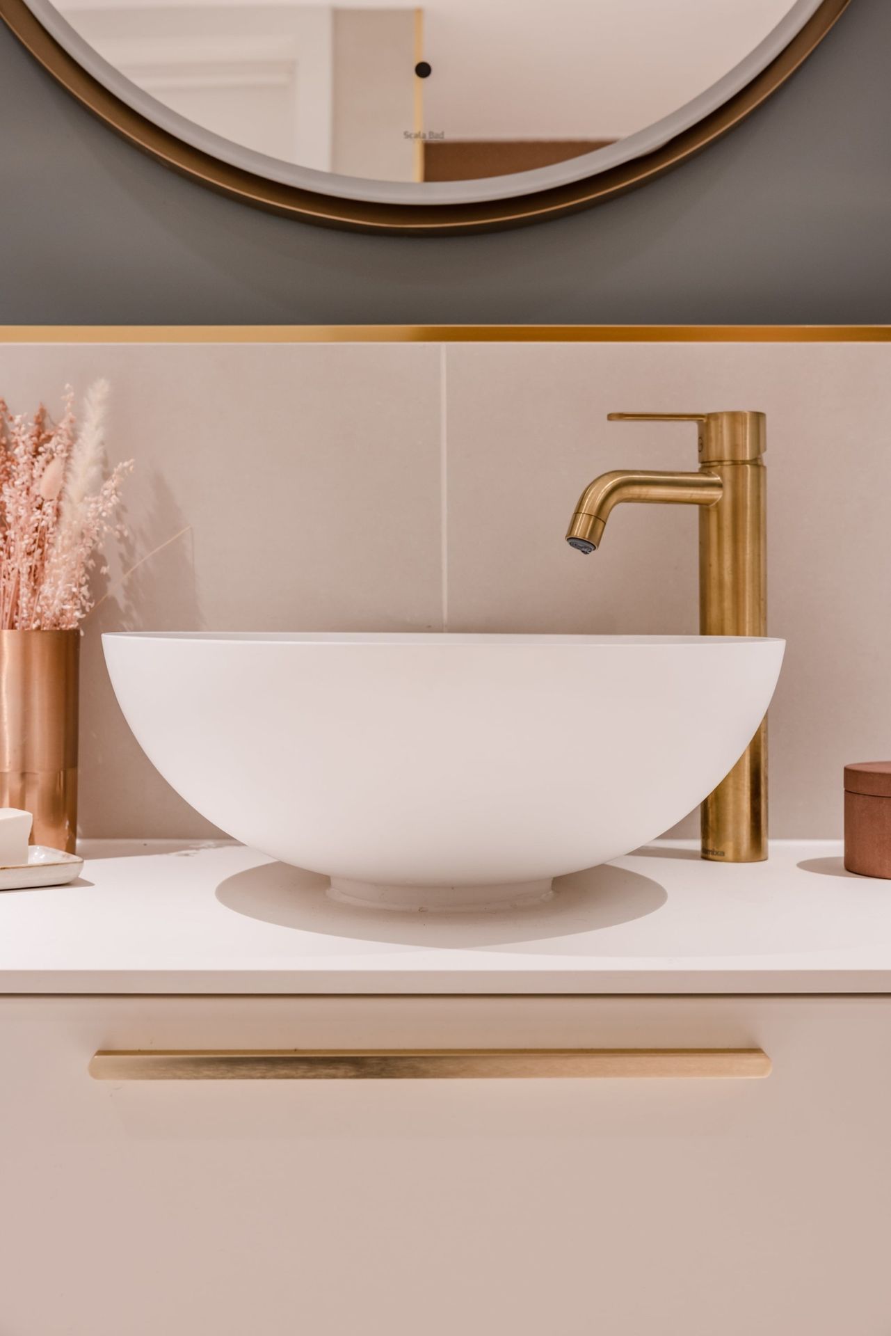 Baderom med rosa fliser i blå og rosa toner med frittstående badekar og detaljer i messing. Badet er totalrenovert av Lomundal. - Bilde