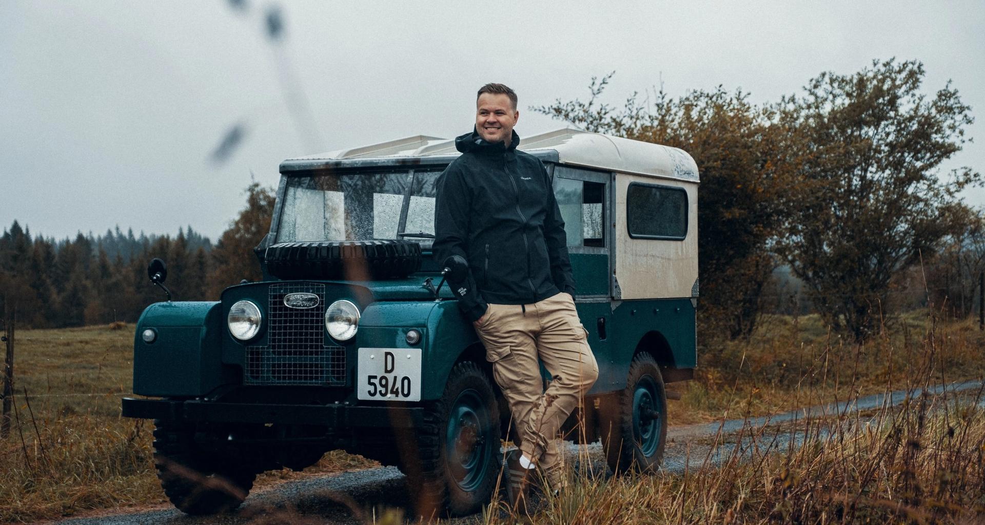 Bjørnar Lomundal lener seg på veteranbilen sin. Han er grunnlegger av Lomundal Bygg.