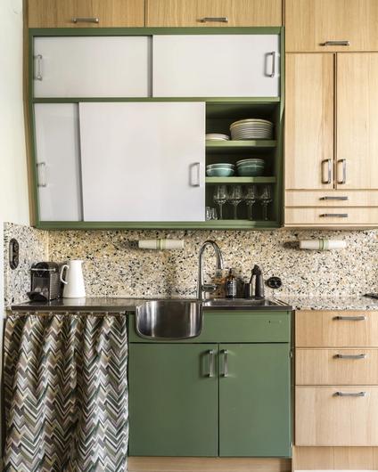 Detaljbilde av retro kjøkken med eik, terrazzo og grønt, utført av Lomundal.