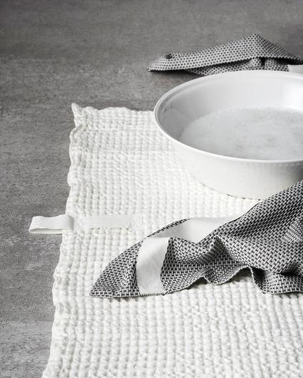 Produktbilde fra The Organic Company med to av deres ulike håndklær.