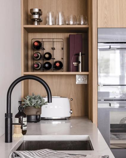 Detaljer på kjøkken i eik bygget av Oak&Kitchen for Lomundals kunde. Hvitevarer fra Miele.