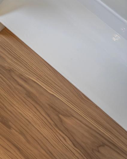 Detaljbilde av enstavs parkett inn mot trapp. Boligen er totalrenovert av Lomundal.