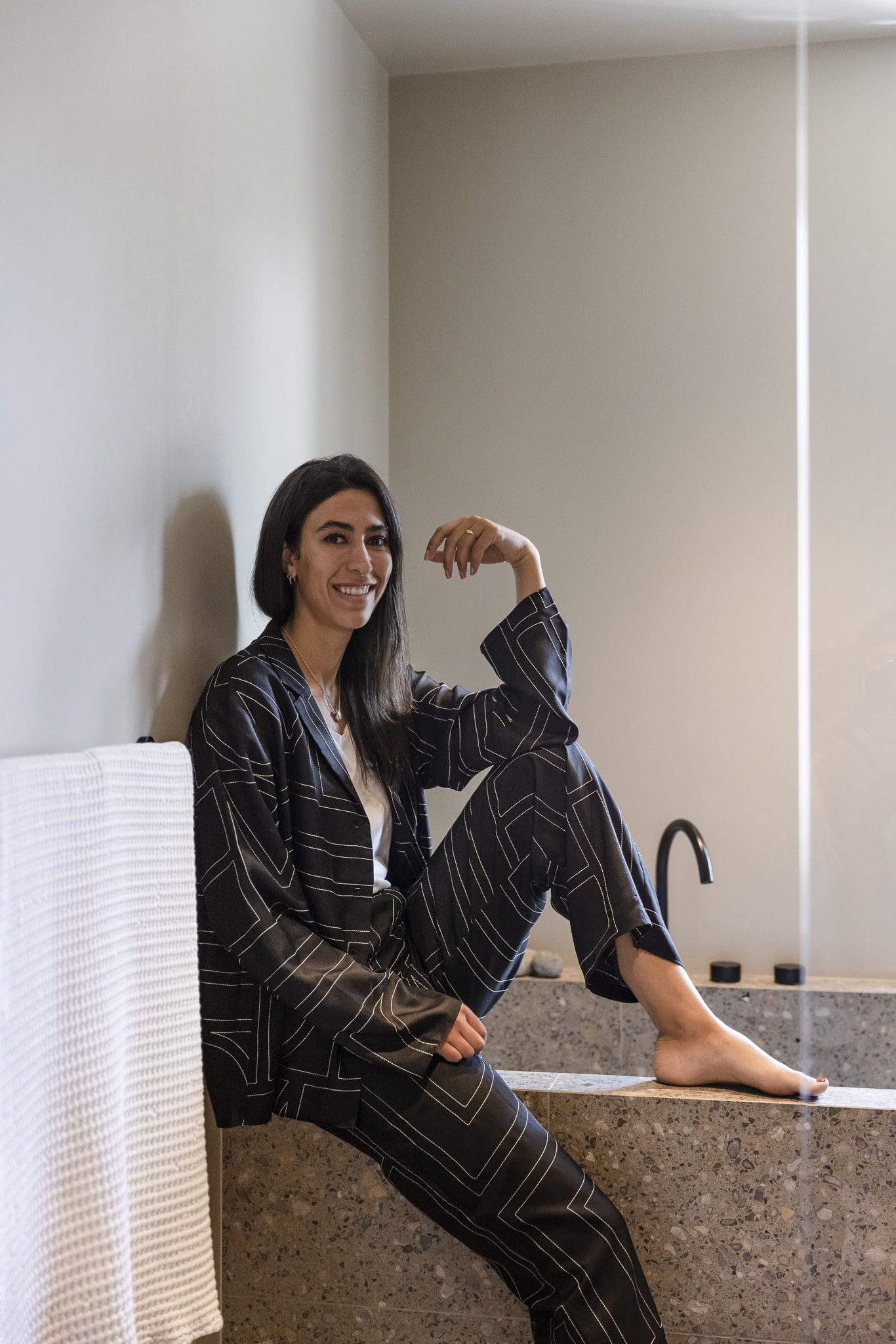 Kamilla Eide bad Eitra Bad sitter på kanten av badekaret sitt. Badet er totalrenovert av Lomundal.