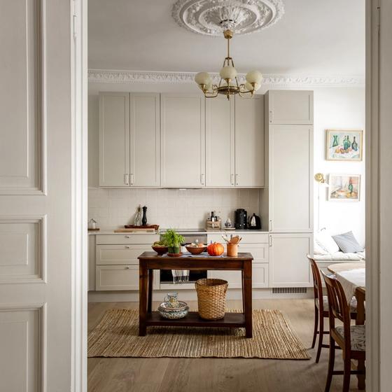 En elegant og klassik bygårdsleilighet på Frogner i lyse fargetoner, og med stukkatur og rosett. Leiligheten kombinerer en moderne og gammel stil. Utført av Lomundal.