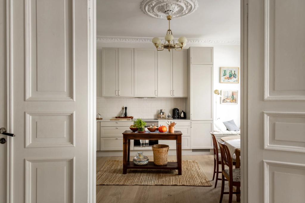 En elegant og klassik bygårdsleilighet på Frogner i lyse fargetoner, og med stukkatur og rosett. Leiligheten kombinerer en moderne og gammel stil. Utført av Lomundal.