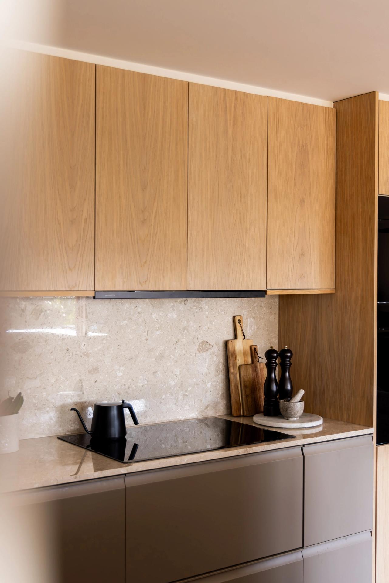 Detaljbilde av lyst og moderne kjøkken totalrenovert på Montebello. Kjøkkenet er en kombinasjon av IKEA, Studio 10 og Granitop. - Bilde