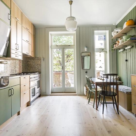 Retro kjøkken med kombinasjon av eik, terrazzo og grønt, utført av Lomundal.