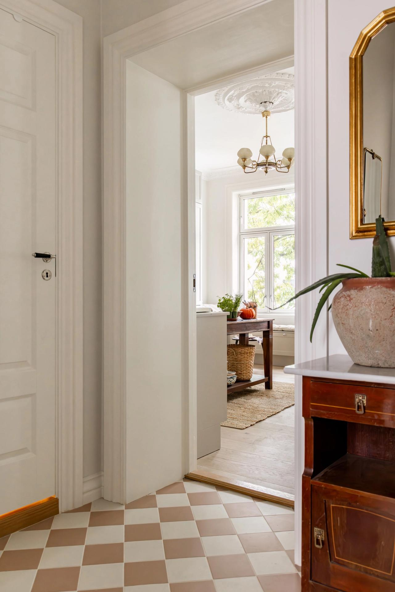 En elegant og klassik bygårdsleilighet på Frogner i lyse fargetoner, og med stukkatur og rosett. Leiligheten kombinerer en moderne og gammel stil. Utført av Lomundal. - Bilde