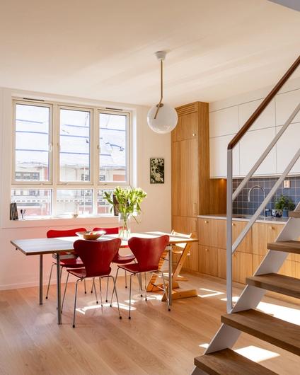 Moderne leilighet over to plan ble totalrenovert av Lomundal. Kjøkkenet er bygget av møbelsnekker med laminat og eikefinér.