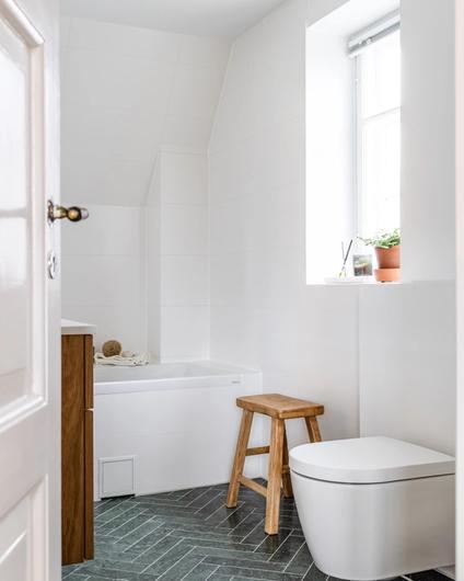Velkommen inn på et lyst og moderne bad med grønne fiskebensfliser. Badet er pusset opp av Lomundal.