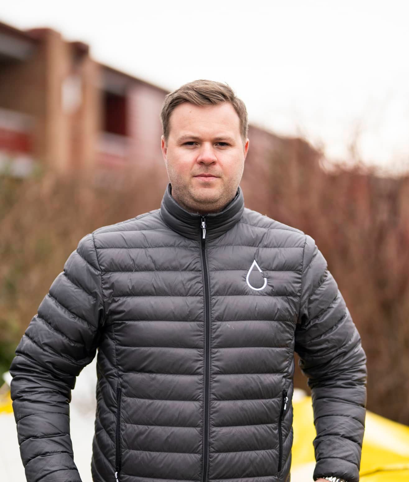 bjørnar lomundal utenfor kontoret