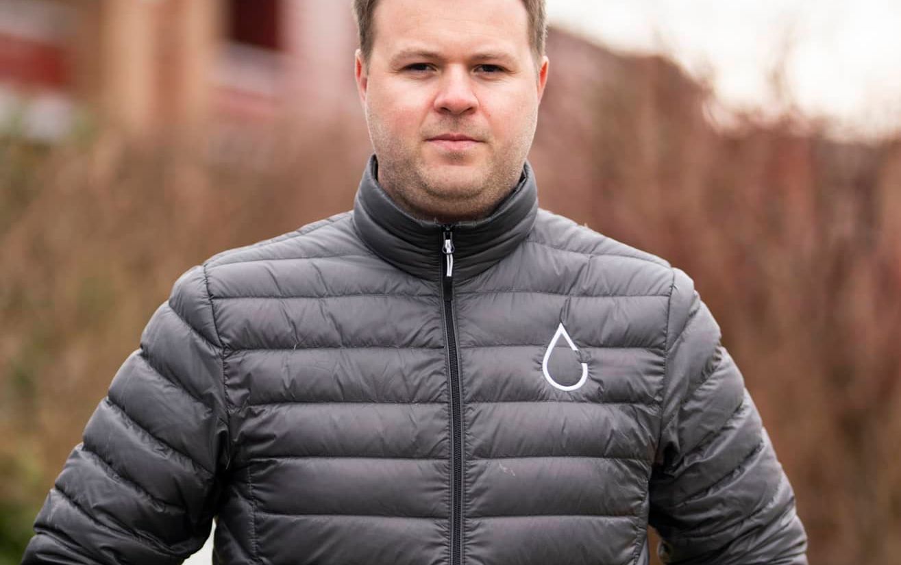 bjørnar lomundal utenfor kontoret
