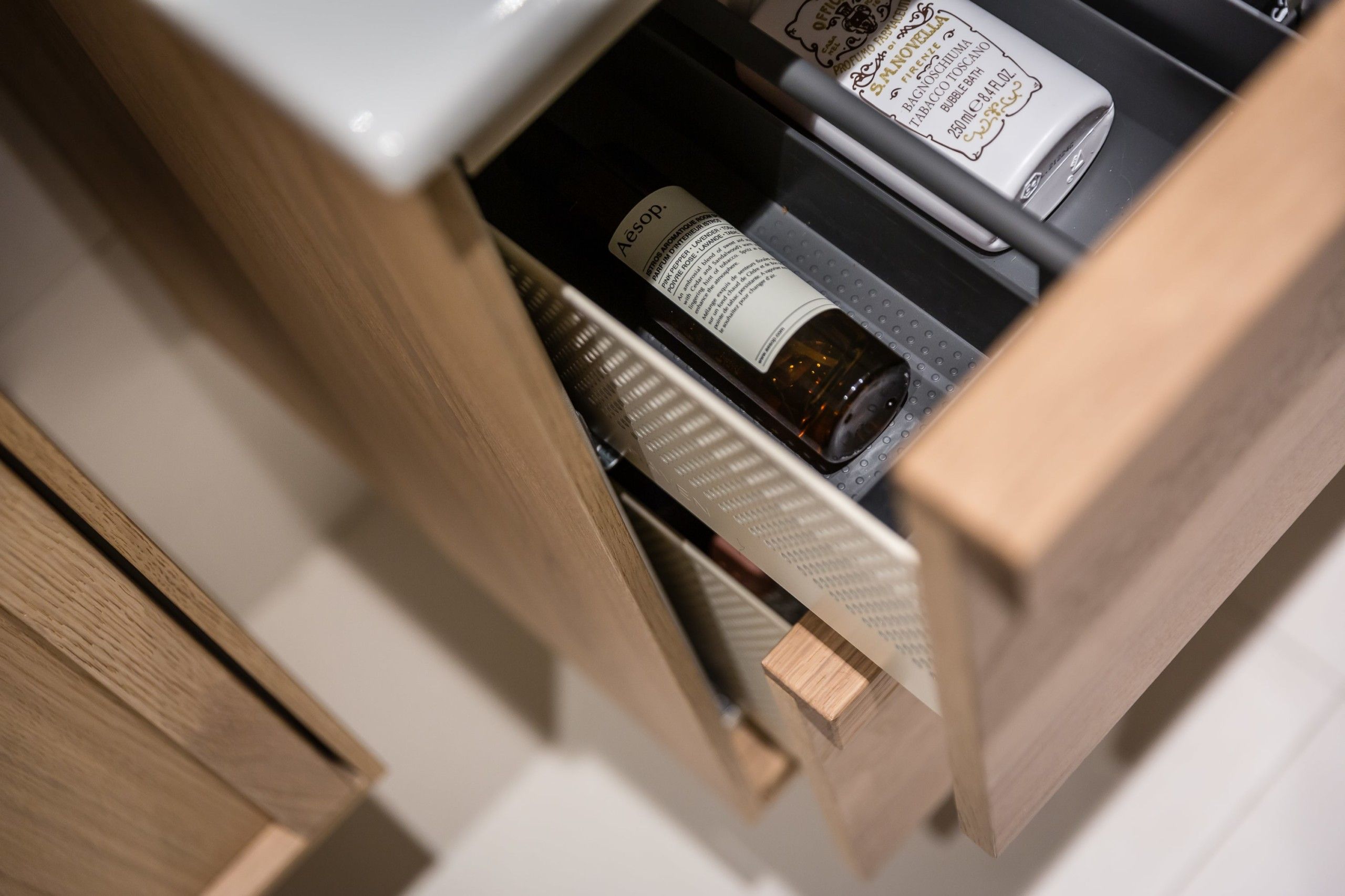 Detaljbilde av baderomsmøblement fra Haven, utført av Lomundal.