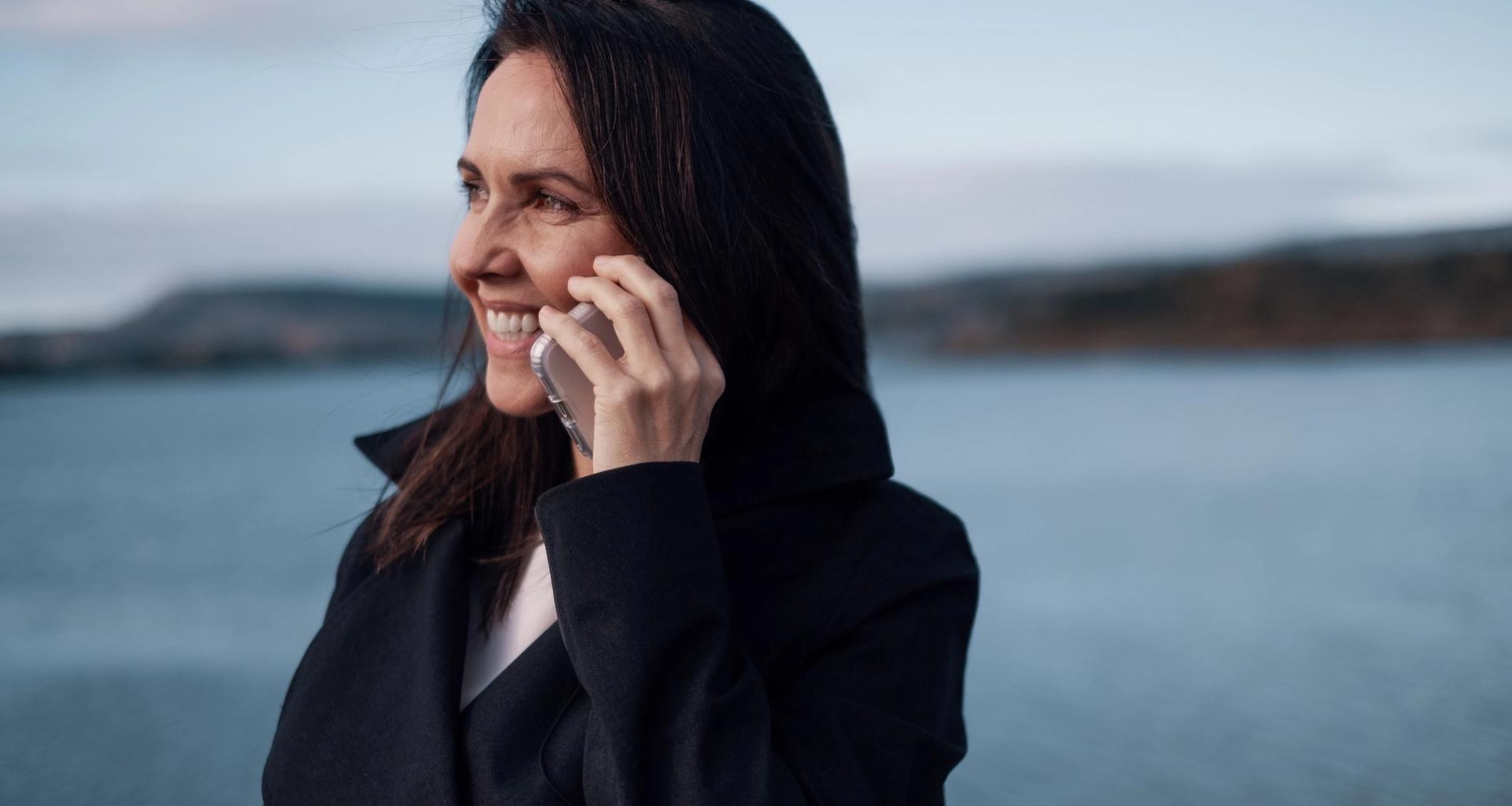 Renathe jobber i administrasjonen for Lomundal. Her står hun ute og prater i telefonen.