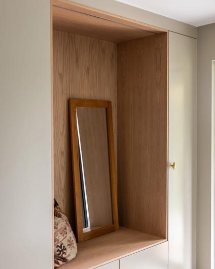 Skreddersydd garderobe i gang fra Drømmekjøkkenet i en beige tone. Utført av Lomundal.