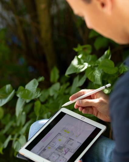 Håkon er prosjektleder hos Lomundal. Her arbeider han med en plantegning på iPad.