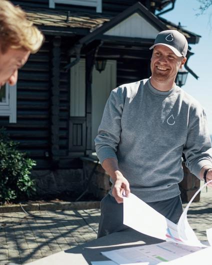 Simen smiler til Amund utenfor et prosjekt for Lomundal.