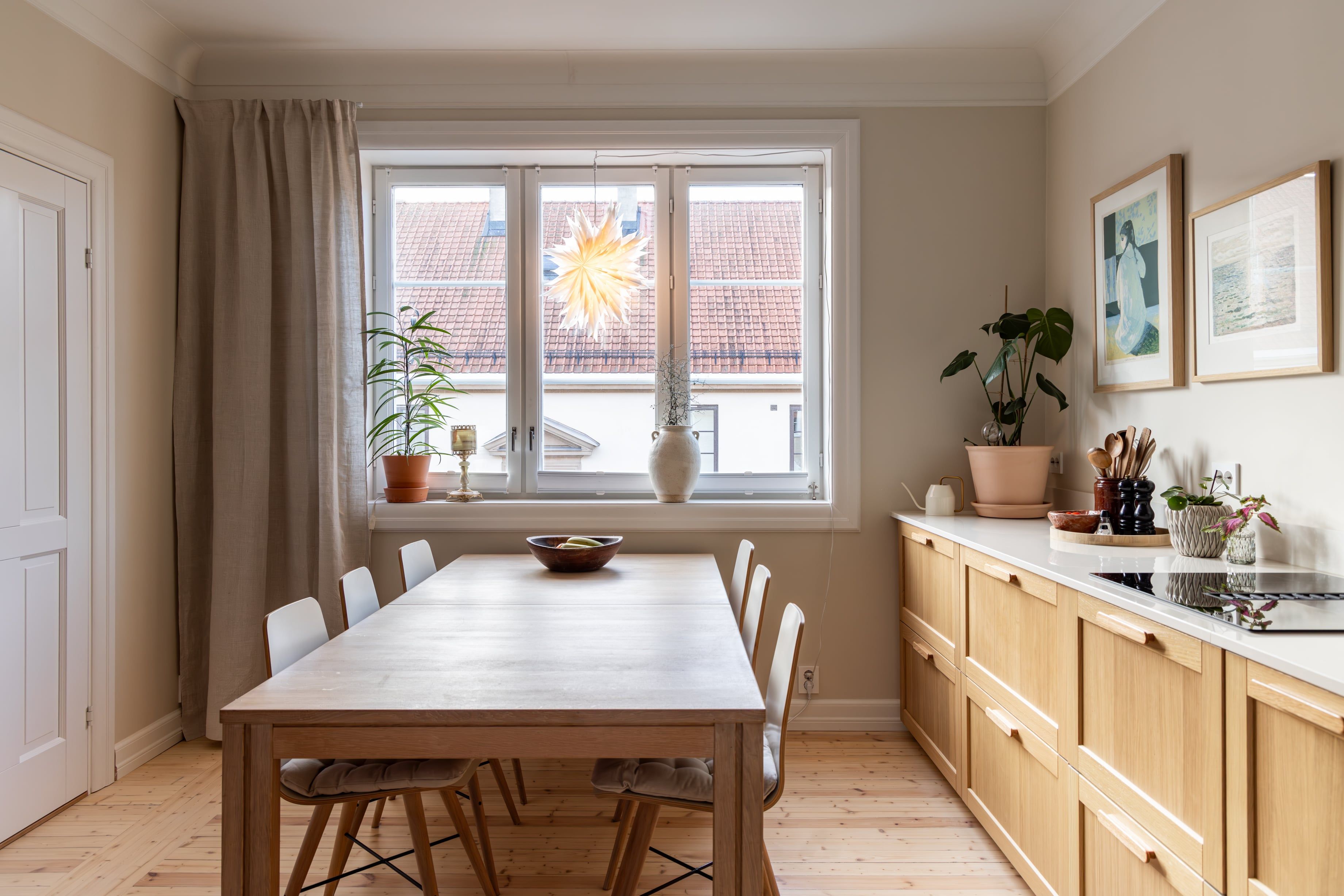 Lyst og åpent kjøkken i eikefinér og originalt furugulv. Utført av Lomundal.