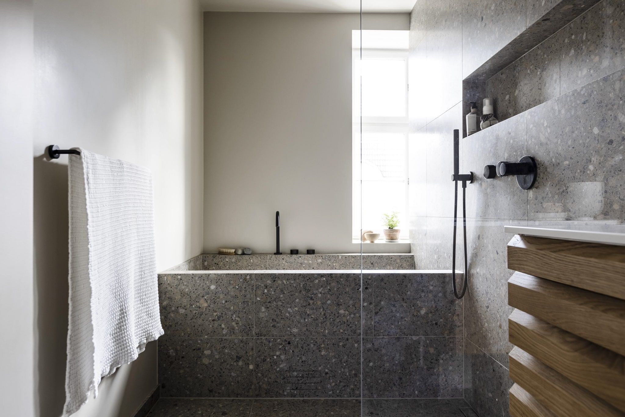 Badet til Kamilla Eida bak nettbutikken Eitra Bad. Badet har en kombinasjon av terrazzofliser og malte nøytrale flater. Badet er totalrenovert av Lomundal.