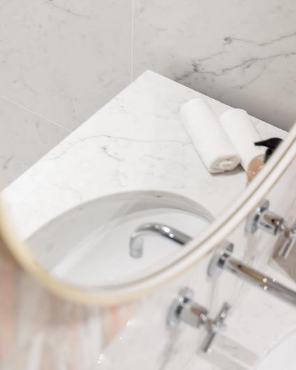 Eksklusivt bad i klassisk stil med innredning i Carrara marmor. Badet har et lyst og elegant uttrykk. Utført av Lomundal.