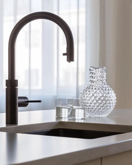 Detaljbilde fra Camilla Pihl sitt kjøkken, med armatur fra Quooker og vannkaraffel fra Oslo Deco.