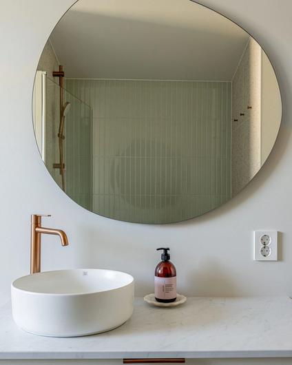 En egen sone for vaskerom inne på et nyoppusset bad. Her har kundene fått godt med arbeidsplass og dagslys, og plass til både vaskemaskin og tørketrommel. Vaskerommet står i stil til resten av badet, med malte flater i Jotuns farge Sommersne, og terrazzoflis på gulv. Badet er totalrenovert av Lomundal.