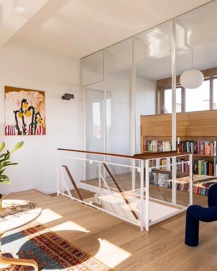 Moderne leilighet i lyse farger og eikeparkett, med glassvegger satt opp mellom stue og soverom. Totalrenovert av Lomundal.