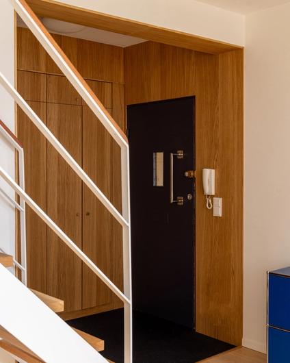 Entre i moderne arkitekttegnet leilighet på Sagene. Garderobe og vegger er bygget av møbelsnekker i eikefinér.