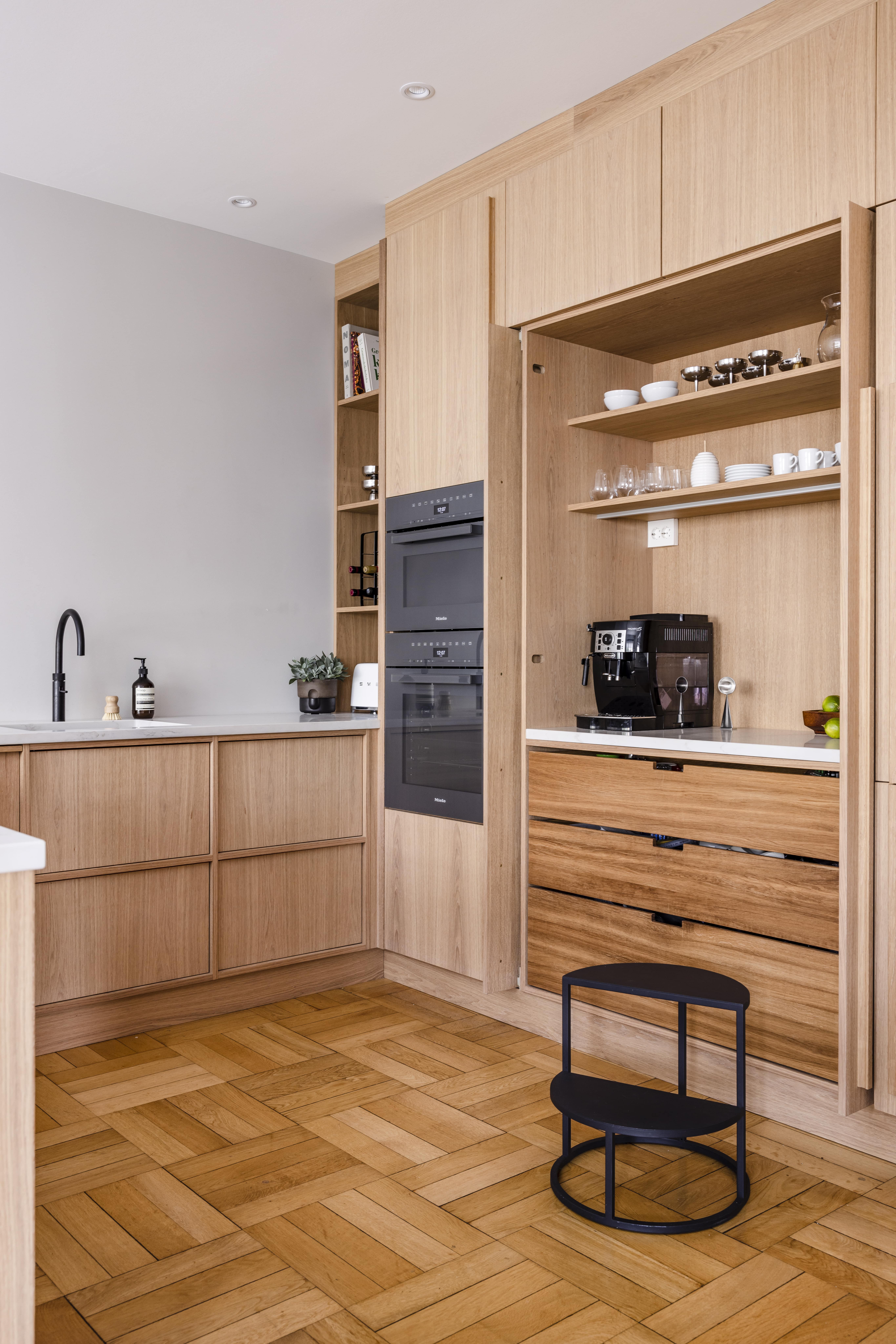 Skreddersydd kjøkkeninnredning bygget av Oak&Kitchen for kunde av Lomundal med hvitevarer fra Miele.