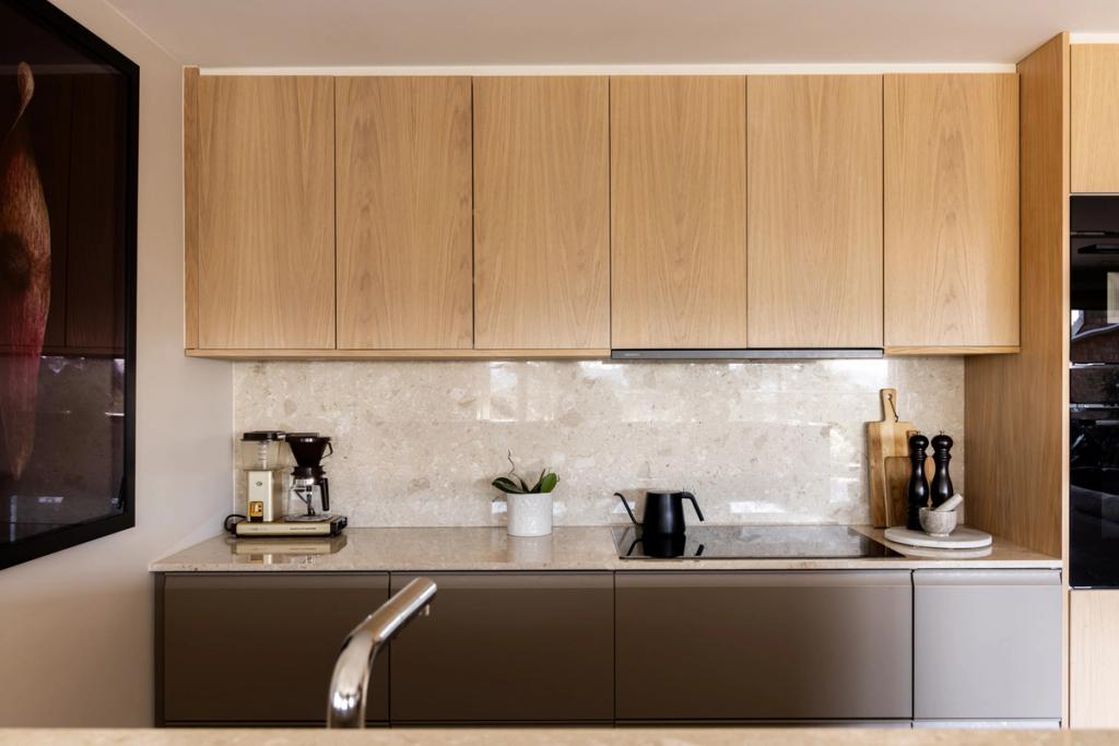Detaljbilde av lyst og moderne kjøkken totalrenovert på Montebello. Kjøkkenet er en kombinasjon av IKEA, Studio 10 og Granitop.